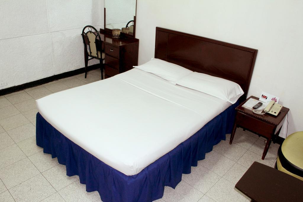 Crosswinds Ocean Hotel Paranaque City Экстерьер фото